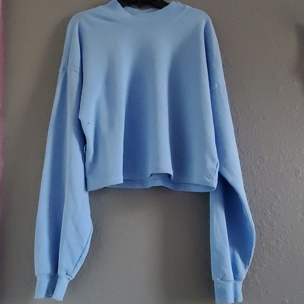 Crewneck light blue crop sweatshirt